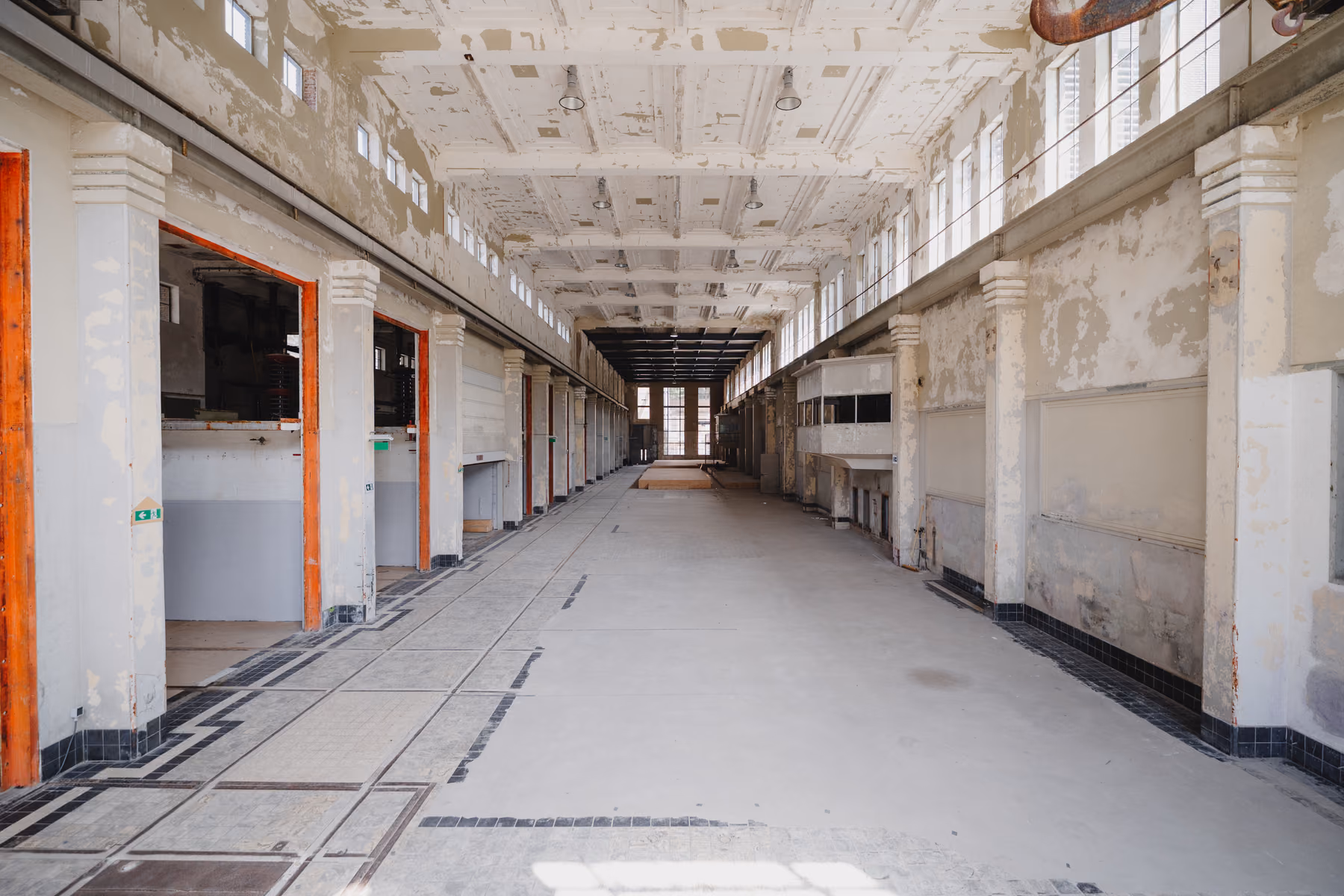 De grote hal met daglicht door de bovenramen